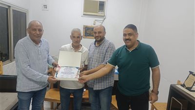 نادي الشجرة يكرّم أحد عامليه لأمانته بعد عثوره على حقيبة هواتف ثمينة