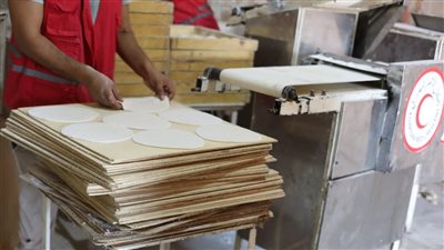 الهلال الأحمر المصري يدفع بقوافل «زاد العزة» محملة بالخبز إلى غزة