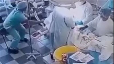 أطباء يواصلون إجراء عملية جراحية أثناء زلزال كامتشاتكا العنيف.. فيديو