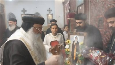 مطران دشنا يؤدى صلوات رفع بخور عشية بكنيسة الشهيد العظيم أبو سيفين