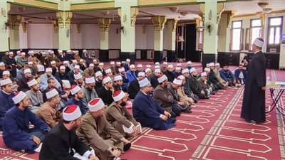 اجتماع مدير أوقاف السويس مع الأئمة: تعزيز الانضباط الإداري والدعوي