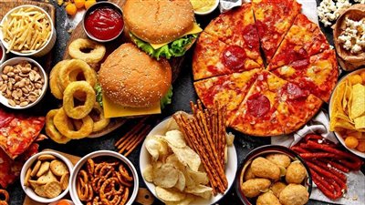 الأطعمة المصنّعة تثير سلوكًا إدمانيًا يشبه تعاطي المخدرات|دراسة توضح التفاصيل