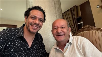 حمزة العيلي ينعي الفنان الراحل لطفي لبيب: «وجعتنا يا عم لطفي»