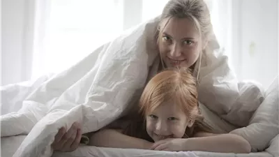 أستاذ طب نفسي: التعلق المرضي بين الطفل ووالديه مؤشر لغياب الأمان | فيديو