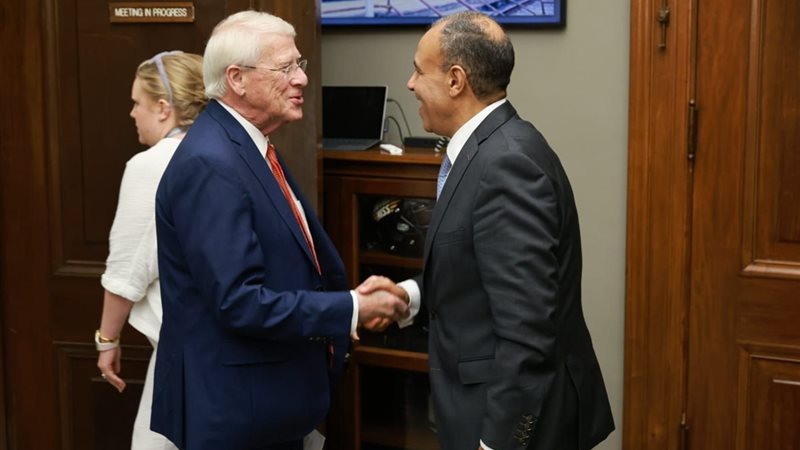 بدر عبد العاطي والسيناتور