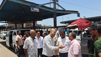 جولة ميدانية لمتابعة تنظيم مواقف سيارات الأجرة وتحسين خدمات النقل ببني سويف