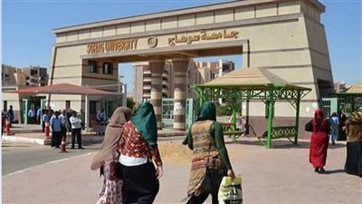 رئيس جامعة سوهاج يكشف مفاجأة في ارتفاع نسبة الرسوب في كلية الطب|فيديو 