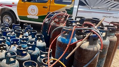 ضبط صاحب حظيرة مواشي لقيامه بإعادة تعبئة أسطوانات الغاز التجارية بالبحيرة