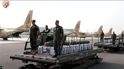 «أجنحة الرحمة».. مصر تسقط أطنان من المساعدات جواً على قطاع غزة|فيديو 