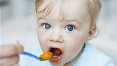 دراسة تحذيرية: أطعمة الأطفال المعلبة تهددهم بالسمنة المبكرة