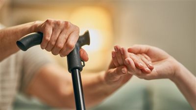 ما حكم الدم النازل على المرأة الكبيرة بعد انقطاع الحيض عنها؟ 