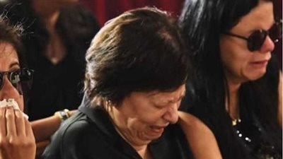 أثناء تشييع جثمانه ..انهيار أرملة الفنان الراحل لطفي لبيب | صور 