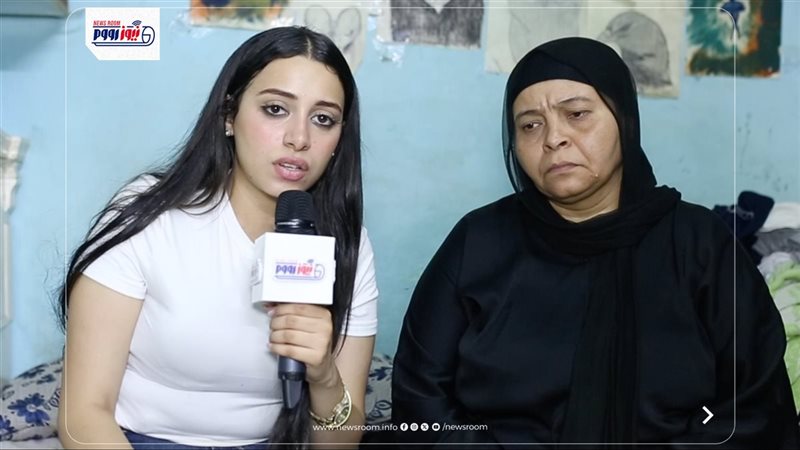 والدة الضحية مع مراسلة