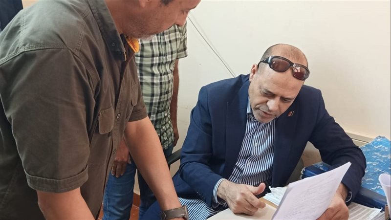 وزير العمل يقوم بزيارة