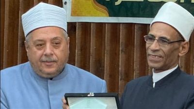 قطاع المعاهد الأزهرية يكرم الشيخ فواز عبادى رئيس الادارة المركزية لبلوغه السن