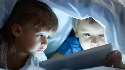 ليس مجرد ترفيه.. استخدام الشاشات قد يؤخر تعافي الأطفال نفسيًا فعليًا 