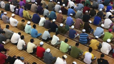 دار الإفتاء توضح حكم صلاة الجمعة والجماعة عبر البث الإذاعي والتليفزيوني