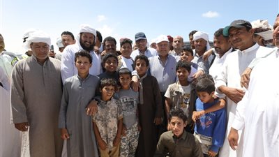  أهالي وأطفال قرية سيدي عبد الرحمن يلتقطون صور تذكارية مع كامل الوزير
