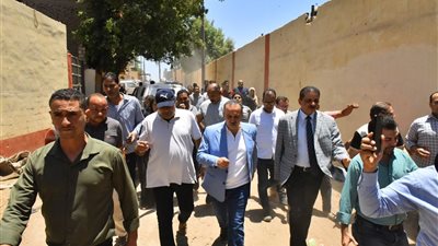 محافظ أسيوط يتابع إعادة تأهيل مساكن 