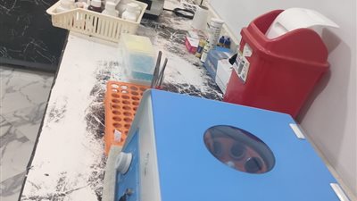 ضبط فني ينتحل صفة أخصائي تحاليل ويدير معملًا غير مرخصا في سوهاج | صور 