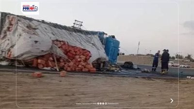 انقلاب شاحنة تحمل 10 أطنان زيت طعام بطريق أسيوط الغربي بالفيوم