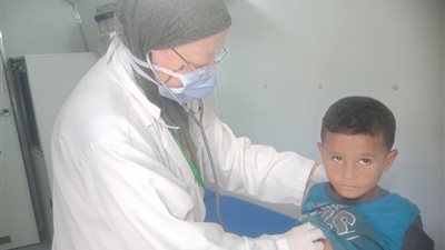 فحص وتوفير العلاج لــ 1650 حالة وتقديم 4500 خدمة بقافلة حياة كريمة بني سويف