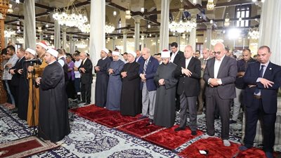 وزير الأوقاف يؤدي صلاة الجمعة من مسجد الإمام الحسين بحضور محافظ القاهرة