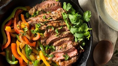 أسرع طريقة لتحضير شرائح اللحم بالبصل والفلفل بطعم رائع