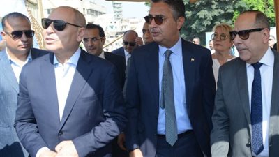 وزير التموين ومحافظ القاهرة يفتتحان سوق ”اليوم الواحد“ بمنطقة الجمالية