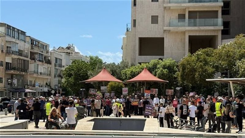 مظاهرات أمام السفارة