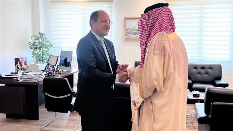 وزير المالية والسفير