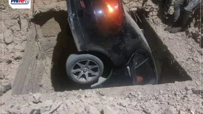 سقوط سيارة داخل بالوعة