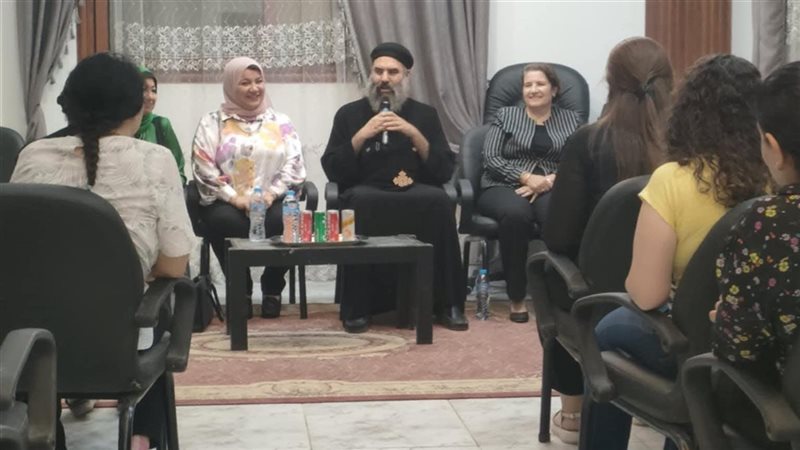 أثناء عقد الندوة
