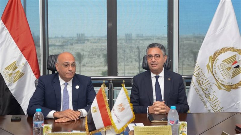 وزيرالتموين يبحث