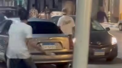 اشتباكات عنيفة بالشوم والأسلحة البيضاء في طنطا.. وتحطيم سيارات