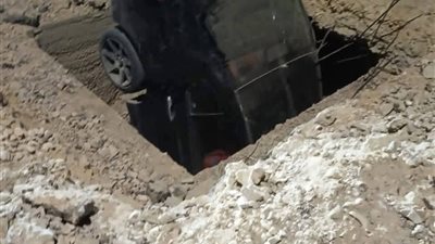 إصابة زوجين إثر سقوط سيارة داخل حفرة بمنطقة حدائق أكتوبر 