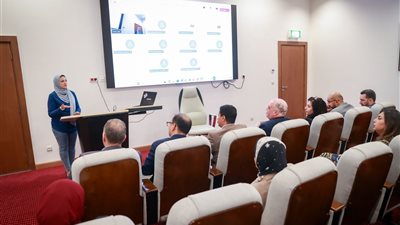 بدء توافد أعضاء اتحاد المهن الطبية على دار الحكمة للتسجيل في الجمعية العمومية 