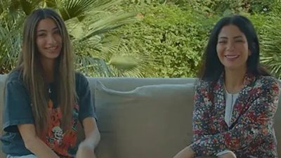 لي لي أحمد حلمي تكشف كواليس زيارتها لوالدتها منى زكي في كواليس 