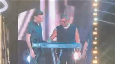 مفاجآت الهضبة .. عمرو دياب يهادي جمهوره بـ تشيرتات في حفله بالعلمين