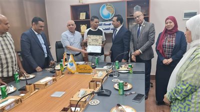 نائب محافظ قنا ورئيس شركة المياه يكرمان الأول على التعليم المظدوج بالمحافظة 