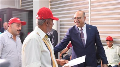 وزير العمل يُسلم عقود عمل جديدة لكودار مصرية للعمل بشركة مقاولات في 