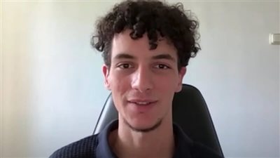 مصمم يرجع السجن.. أنس حبيب يتظاهر للمرة الثانية أمام السفارة المصرية