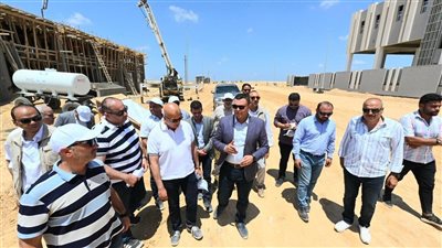 وزير الإسكان يتفقد مشروع مرافق الأراضي الصناعية وكوبري مسار القطار الكهربائي