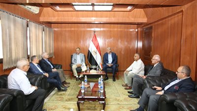 وزير قطاع الأعمال يزور شركة طنطا للكتان ويلتقي قيادات الغربية  