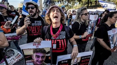 عائلات المحتجزين الإسرائيليين تدعو للتظاهر للمطالبة بصفقة لإعادتهم من غزة
