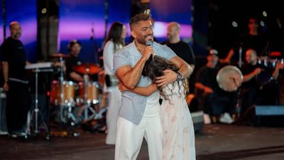 بعد أزمة راغب علامة.. فتاة تحتضن تامر حسني على المسرح