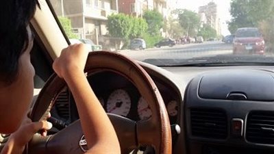 قيادة الأطفال للسيارات.. انعكاسات اجتماعية وقانونية تهدد أمن الشارع