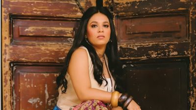 رحمة أحمد فرج بإطلالة شبابية: مزج الطابع العصري مع التراث 