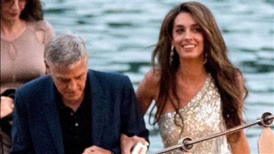 أمل كلوني تخطف الأنظار بإطلالة جديدة مستوحاة من أجواء الديسكو