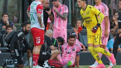 الساحر يتألم.. تقارير أرجنتينية تكشف حجم إصابة ميسي ومدة غيابه